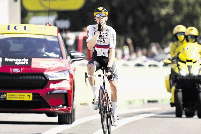 Ob zavedanju, da je osvojil svojo drugo etapo na letošnjem Touru, je Matej Mohorič na ciljni črti pokazal pomenljivo gesto,...
