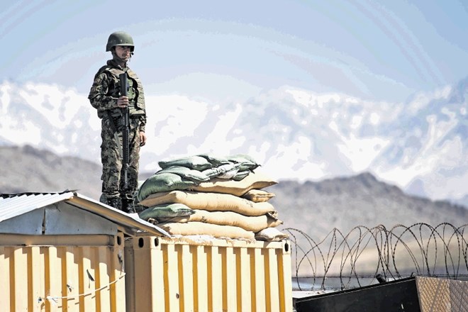 Afganistanska vojska ob pomoči milic še kljubuje talibanom.