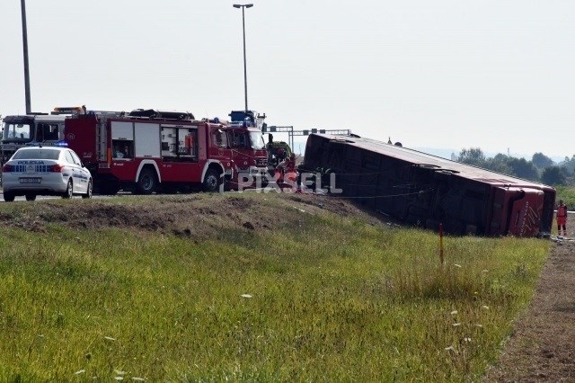 V hudi prometni nesreči na hrvaški avtocesti je umrlo najmanj deset ljudi.