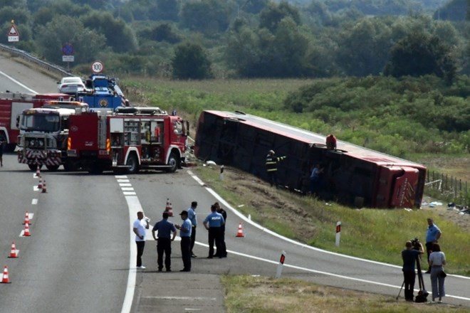 V hudi prometni nesreči na hrvaški avtocesti je umrlo najmanj deset ljudi, še 45 jih je bilo poškodovanih.