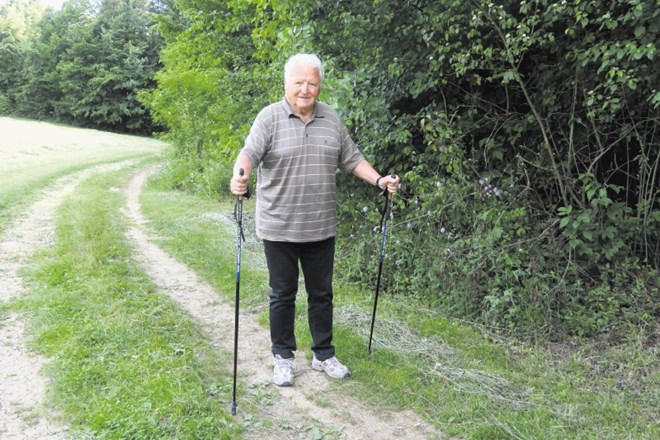 Upokojeni zdravnik Avgust Mencinger se z ženo vsaj enkrat na teden sprehodi po radovljiški učni poti Predtrški gozd.