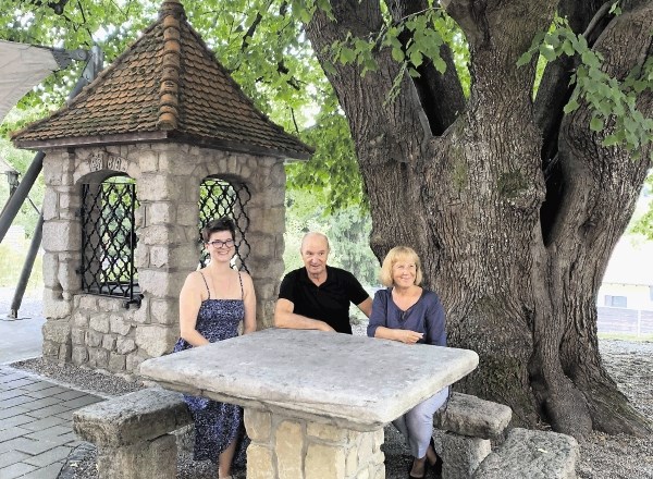 Znameniti Plečnikov vodnjak in kamnita miza pod mogočno starodavno lipo