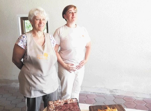 Helena in Katarina s kmetije T'Dolenj gostom postrežeta tako s svojimi domačimi sokovi in žganico kot s pekovskimi izdelki....