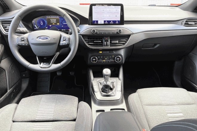 Focusova notranjost je prostorna, vozniški sedež, položaj za volanom in upravljanje z nastavitvami pa za zgled.