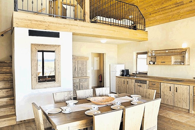 Notranjost hiš krasi ročno izdelano masivno pohištvo s toplino krtačenega lesa.