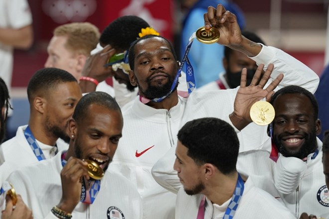 Košarkarji ZDA so takole pozirali z zlatimi olimpijskimi  kolajnami.
