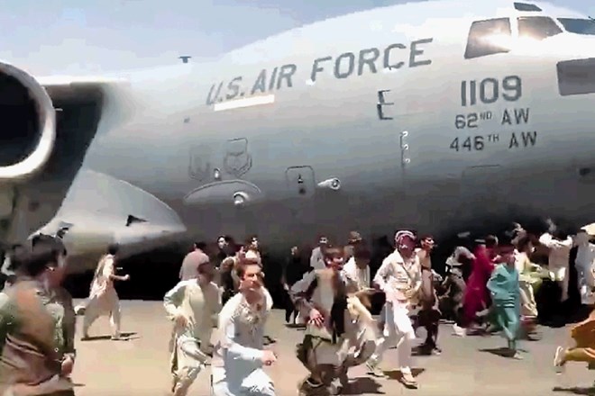 Obupani Afganistanci so poskušali iz države pobegniti tudi s plezanjem na transportna letala.
