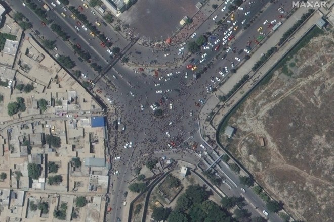 Posnetek iz zraka, ki prikazuje paniko ljudi v prometu. Velika množica se je želela odpraviti na letališče, da bi pobegnila...