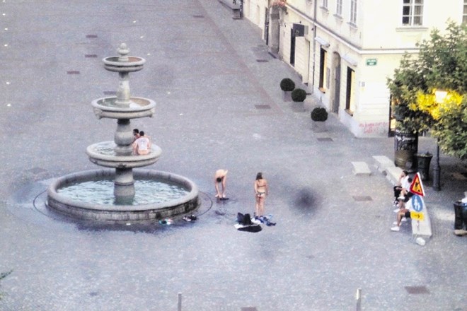 #foto Kopanje v fontani na Novem trgu
