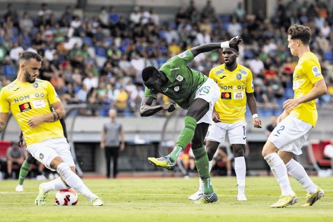 Senegalski napadalec Lamine Tall (v zelenem) je bil Olimpiji predstavljen kot državljan Evropske unije, a se je na koncu...
