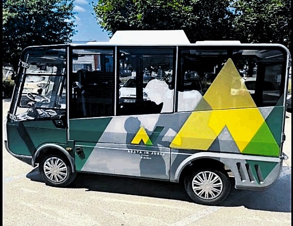 V vsakem od obeh novih škofjeloških minibusov se bo po mestnem jedru lahko peljalo do šest potnikov. Uporaba bo v poskusnem...