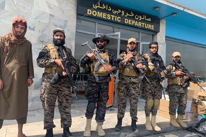 Po odhodu ameriških sil s kabulskega letališča so popoln nadzor nad le-tem prevzeli talibani.