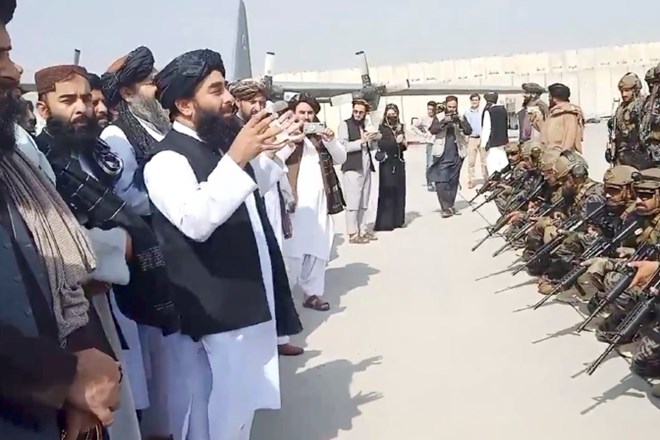 Talibanski tiskovni predstavnik Zabihula Mudžahid nagovarja talibanske vojake na kabulskem letališču.