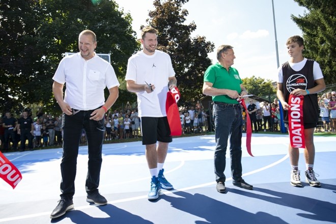 Otvoritev prenovljenega košarkarskega igrišča z Luko Dončićem.
