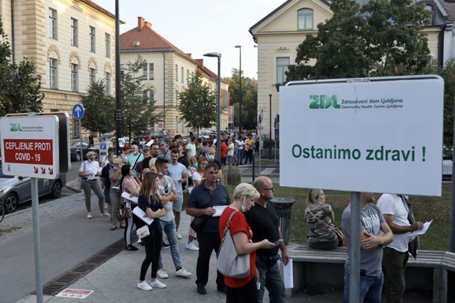Včerajšnja vrsta čakajočih na cepljenje pred zdravstvenim domom Ljubljana na Metelkovi ulici.