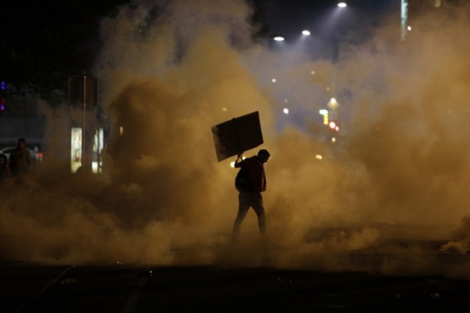 #foto Izgredi na  protestu nasprotnikov PCT, policija uporabila solzivec, vodni top in penaste naboje