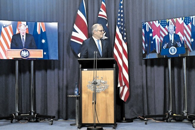 Avstralski premier Scott Morrison ob videonavzočnosti britanskega premierja Borisa Johnsona (levo) in ameriškega predsednika...