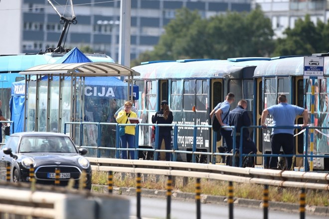 Na tramvaju, parkiranem na postaji Most mladosti, so danes zjutraj našli truplo moškega.