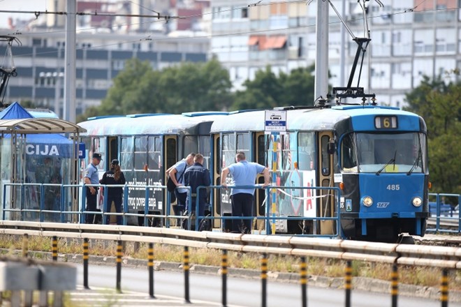 #foto Truplo na tramvaju z vbodno rano v vratu