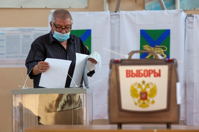 V Rusiji je kazalo po pričakovanjih - ob očitkih o volilnih nepravilnostih in spletnih napadih