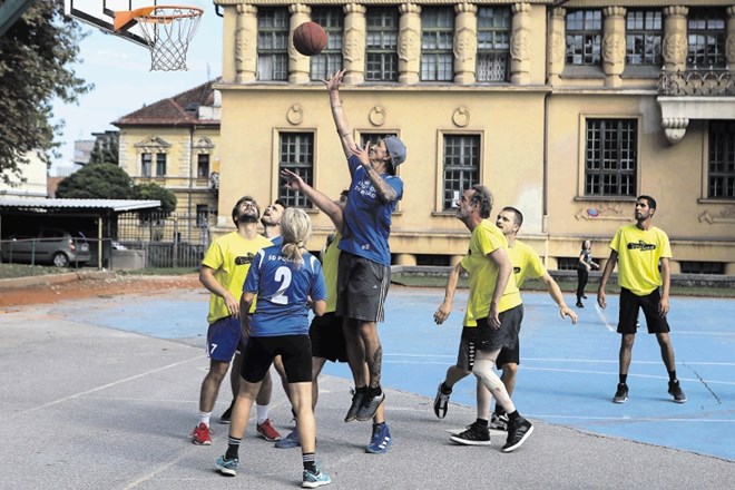 Prvi sta se na igrišču Športnega društva Tabor pomerili ekipi Kraljev ulice (v modrem) in Vrabca Anarhista.