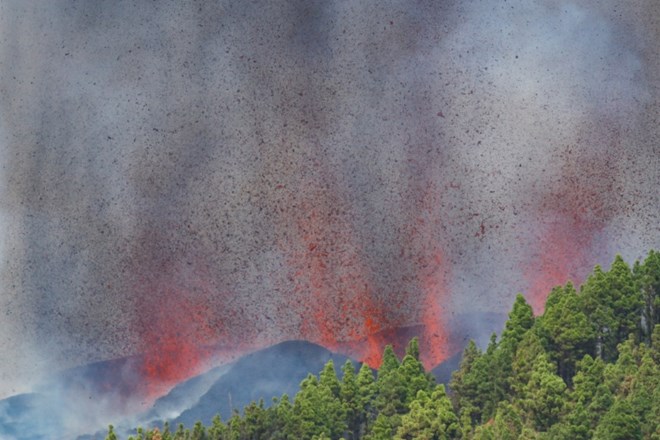 #foto #video Na španskem otoku La Palma izbruhnil vulkan