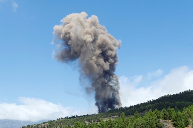 #foto #video Na španskem otoku La Palma izbruhnil vulkan