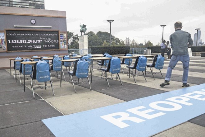 Unicef je na sedežu OZN postavil instalacijo z naslovom Nič več izgubljanja časa, v kateri prazne šolske klopi ponazarjajo...