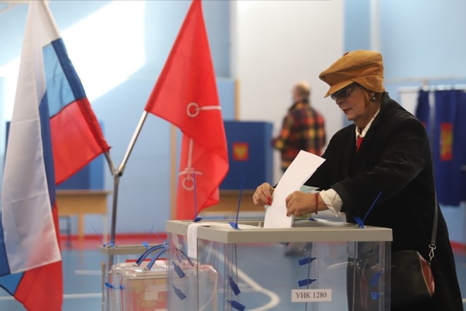 Vladajoča stranka Enotna Rusija naj bi dobila nekaj čez 40 odstotkov glasov.