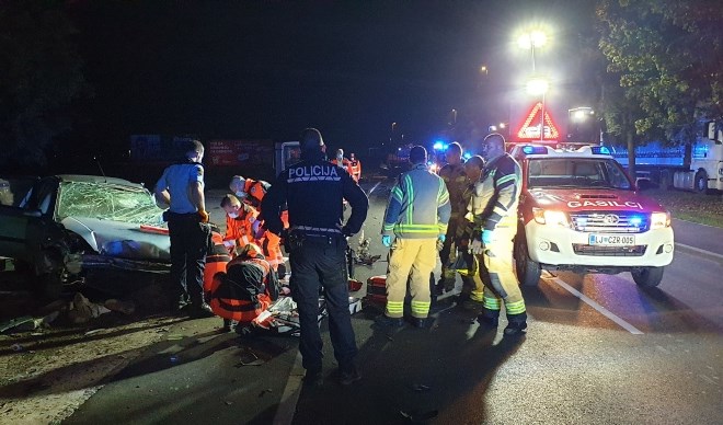 #foto V prometni nesreči v Količevem umrl 28-letni voznik