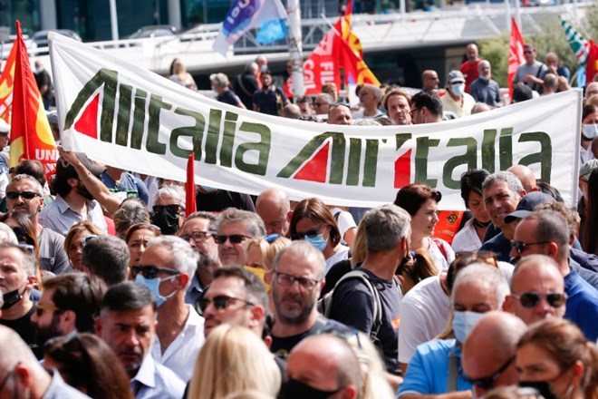 #foto Zaposleni pri Alitalii zaprli avtocesto do rimskega letališča
