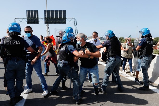 #foto Zaposleni pri Alitalii zaprli avtocesto do rimskega letališča