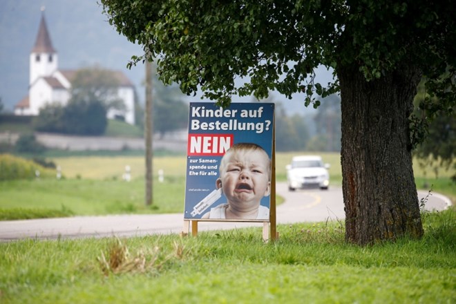 Nizkotna kampanja nasprotnikov istospolnih porok in posvojitev. »Otroci po naročilu? Ne,« pravijo v Švici.