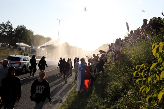 Na severni ljubljanski obvoznici je policija proti protestnikom uporabila vodni top in solzivec.