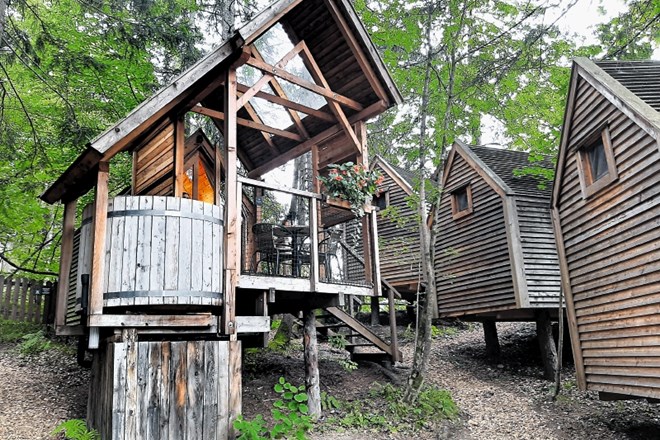 Udobne hiške na odlični lokaciji med zelenim smrekovim gozdom – glamping Slovenska vas.