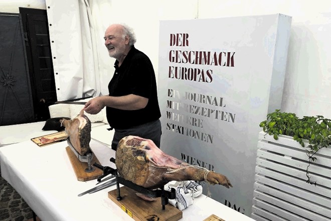 Lojze Wieser, knjižni založnik in eden največjih poznavalcev kulinarike alpsko-jadranske regije, reže istrski (levo) in...