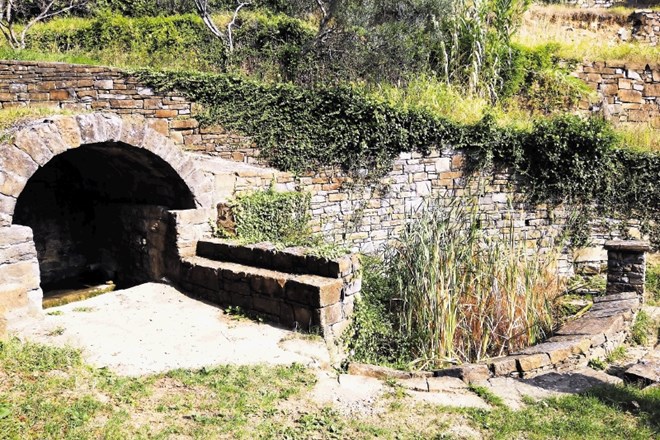 Zajetje z vodo, kjer so nekoč domačinke – v sosednji hrvaški Istri so jim rekli šavrinke prale in sušile perilo.