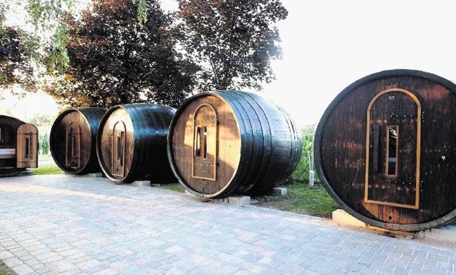 Kamp Terme Ptuj pa ponuja prav posebno bivanjsko izkušnjo v velikih vinskih sodih.