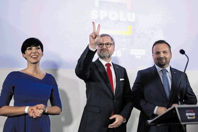 Voditelji treh strank zmagovite  češke koalicije Skupaj (Spolu) s Petrom Fialo (v sredini) na čelu