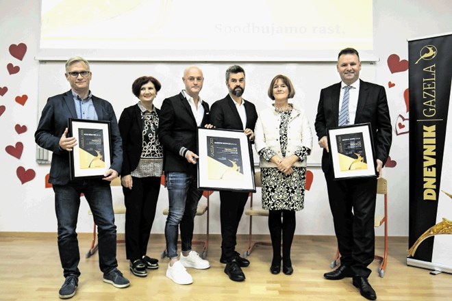 Priznanje gazela gorenjske regije 2021 sta prevzela direktorja Marmorja Hotavlje Damijan in Tomaž Selak (v sredini),...
