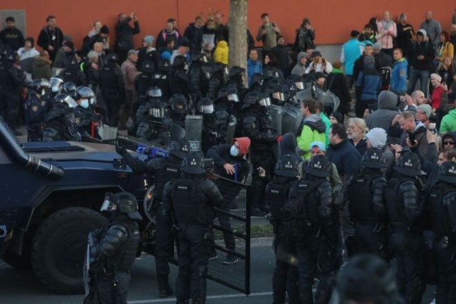 #foto Policija manj agresivna, Stevanović skoraj neopazen