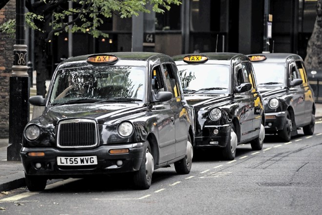 Črni taksiji so že desetletja simbol Londona, njihovi vozniki pa morajo imeti odličen spomin, saj je poznavanje ulic in stavb...