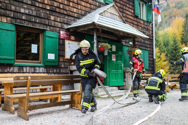 #foto Gasilska vaja: Gasilci so pred ognjenimi zublji rešili Dom pod Storžičem