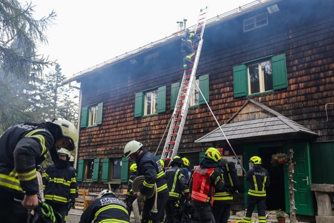 #foto Gasilska vaja: Gasilci so pred ognjenimi zublji rešili Dom pod Storžičem