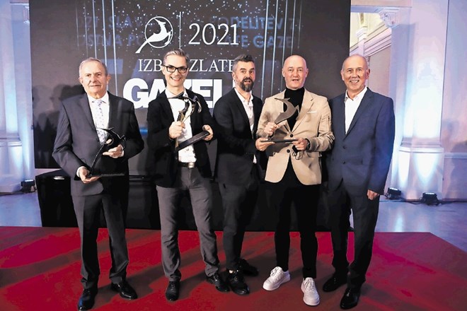 Trojica prvouvrščenih podjetij na zmagovalnem odru s predsednikom uprave Dnevnika Bojanom Petanom (skrajno desno). Od leve...
