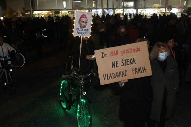 #foto Protestniki odposlali pisemske pošiljke Janši in Toninu  