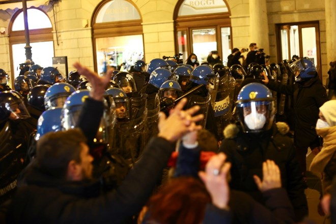 #foto Na protestih nasprotnikov covidnega potrdila v Trstu sinoči več aretiranih