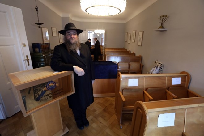 Glavni rabin za Slovenijo in predstojnik Habada Slovenije Ariel Haddad v Sinagogi Ljubljana.
