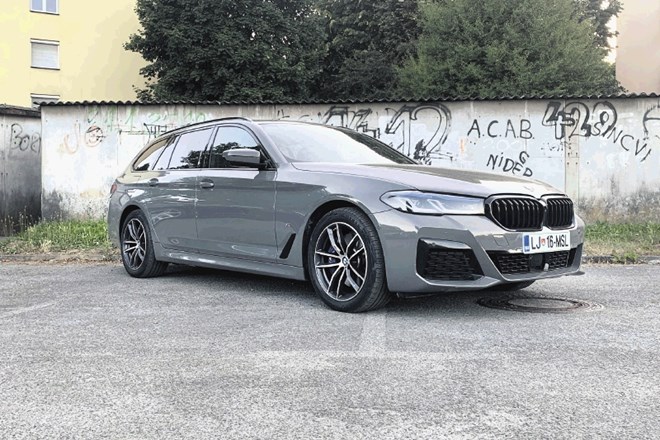 BMW serije 5 ima kot priklopni hibrid za marsikoga idealen način pogona, vseeno pa ne za vse. Karavanski (levo) je...