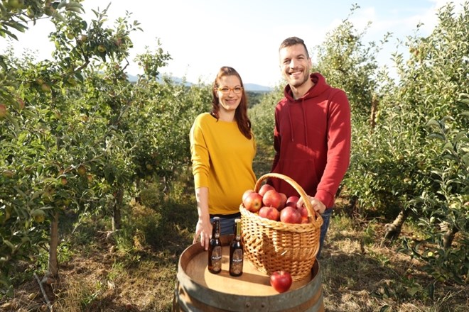 Sestra in brat, Maja in Boštjan Pečar, sta ustvarila cider Malner, izjemno okusno in osvežilno naravno gazirano jabolčno vino...